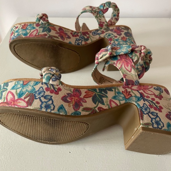 Floral Platforms - Picture 3 of 5